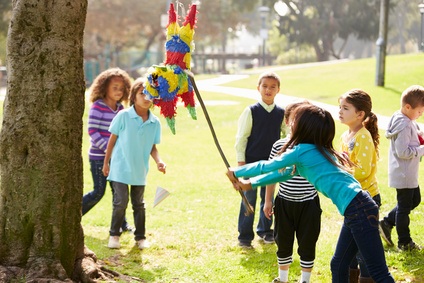 Piñata Anniversaire Enfant Format Football - 40x30x8cm - En Carton Robuste, à Remplir De Friandises - Pour Fête D'anniversaire, Jeu à Cordes
