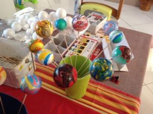 fabriquer des boules de Noël - Activité Noël pour enfants