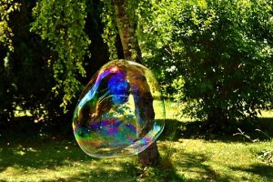 Activité enfant de bulles de savon géantes