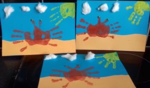 La Main Des Enfants Avec Un Pinceau Peint Un Nuage Bleu Sur Une