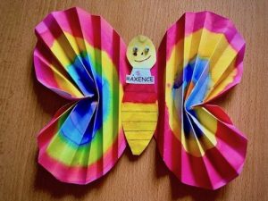 papillon en papier avec les ailes en accordéon: activité manuelle enfant