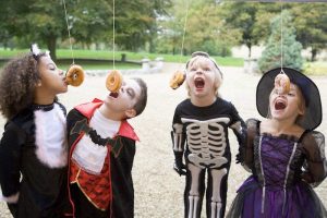 Jeu enfant Halloween: la course aux donuts