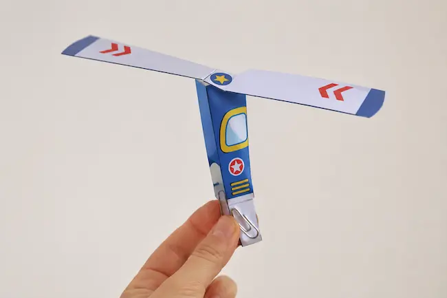 Activité manuelle: fabriquer un hélicoptère en papier