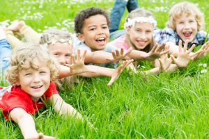 Jeux de Groupe pour Enfants : Éviter les Conflits et Assurer une Ambiance Positive