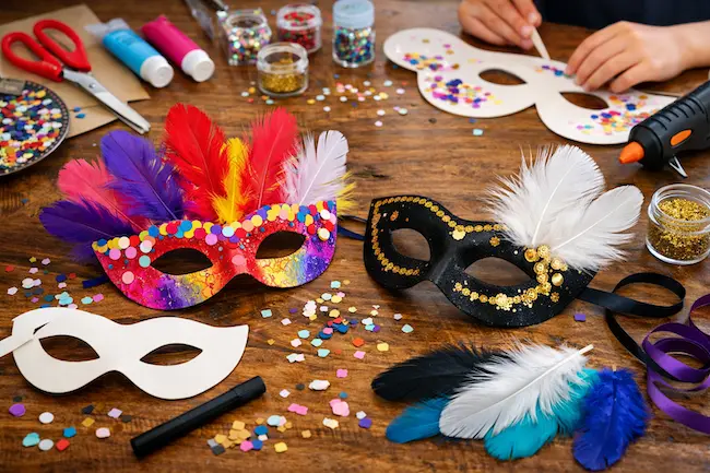 Masque carnaval à plumes : tuto DIY facile pour enfants.
