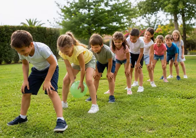 Jeu du ballon relais : règles et variantes enfants