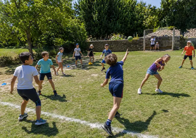 Balle au prisonnier : règles et variantes du jeu