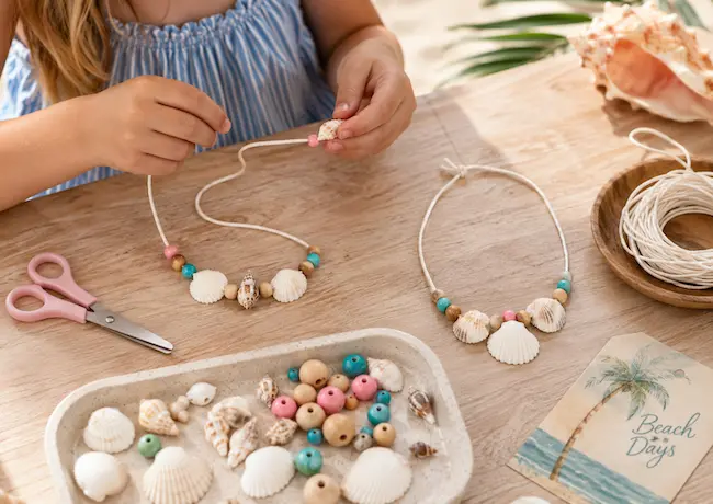 Fabriquer un collier de coquillages : DIY facile enfant