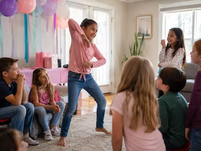 jeu de mime pour enfants pendant un anniversaire