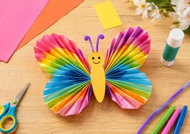 Papillon en accordéon : bricolage facile en papier