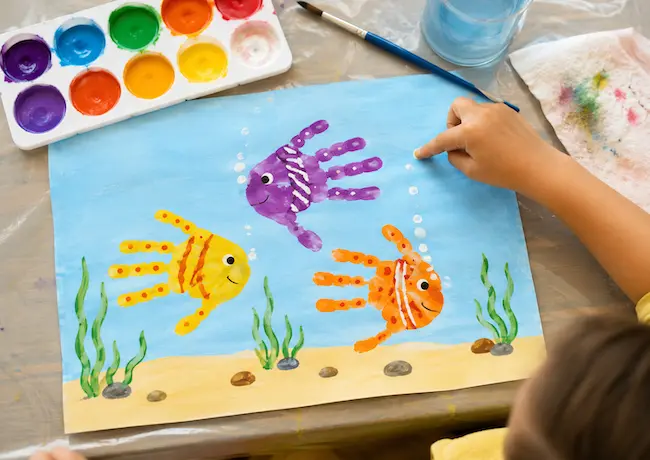 Peinture été avec les mains : poissons tropicaux