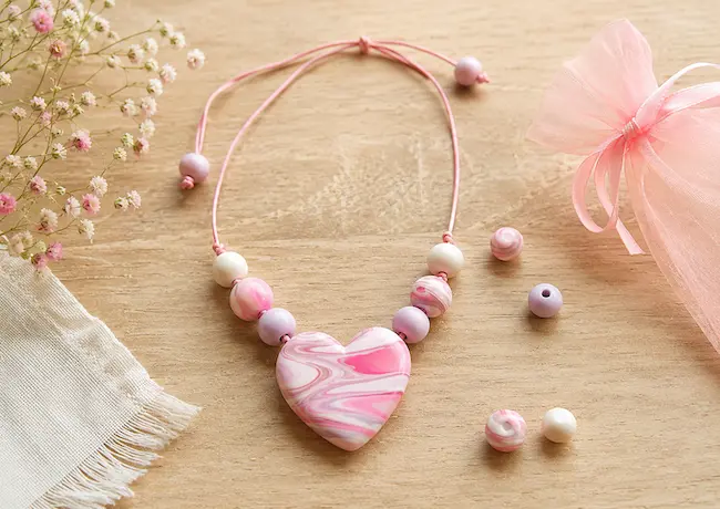 Fabriquer un collier en pâte Fimo : pendentif cœur