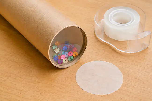 Chambre à sequins d’un kaléidoscope DIY avant fermeture