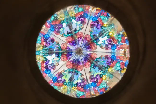 Motifs colorés observés dans un kaléidoscope maison